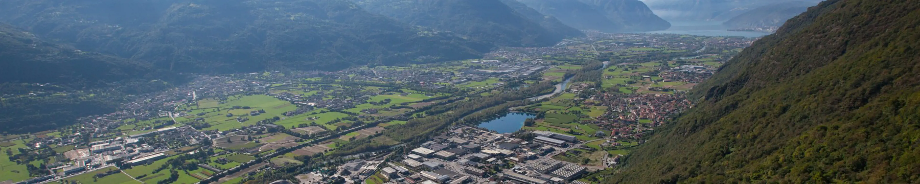 Vista aerea di Gitale e del "laghetto" nel fondo della Valle Camonica, con vista che si estende sino al Lago d'Iseo